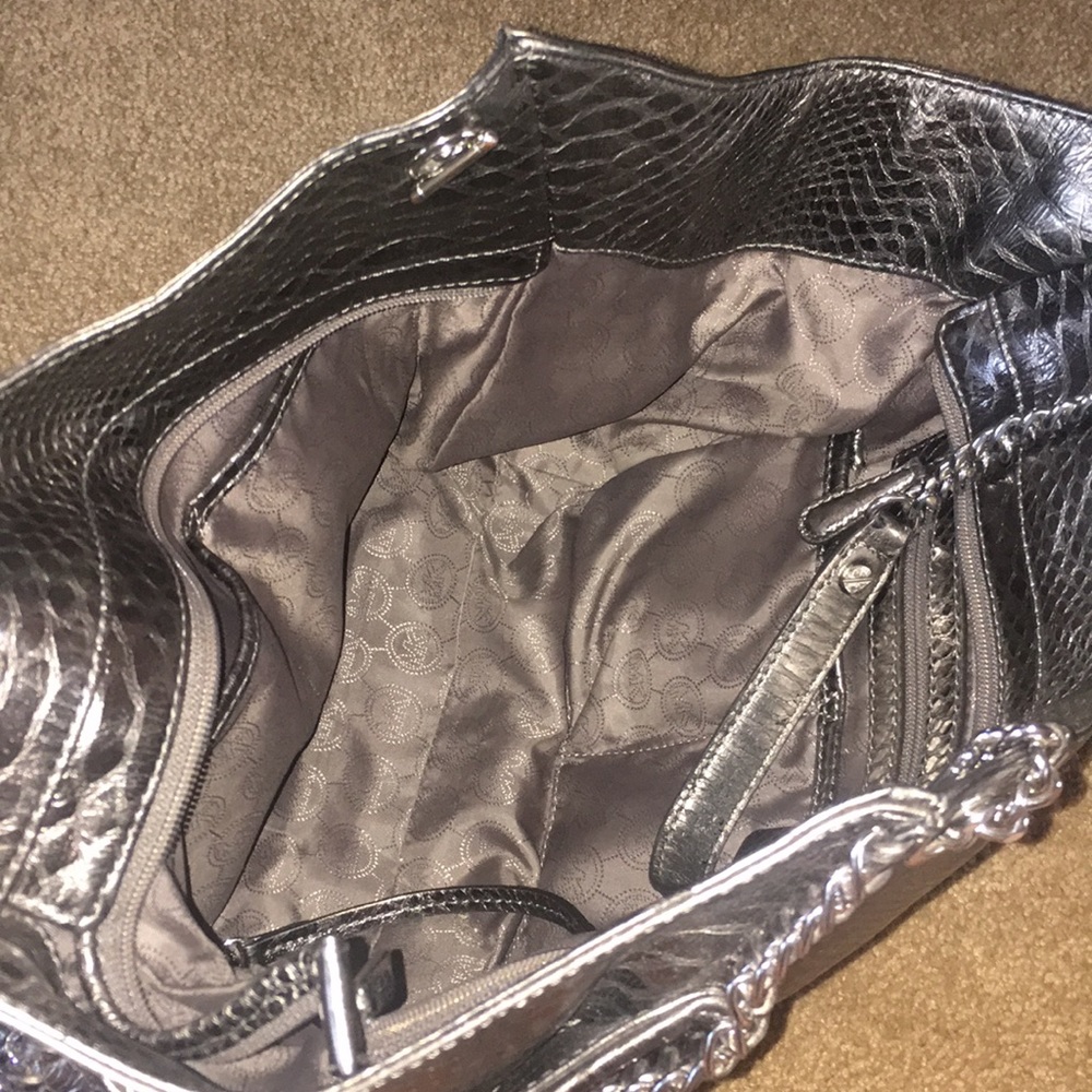 Michael Kors purse silver like new - Picture 2 of 4